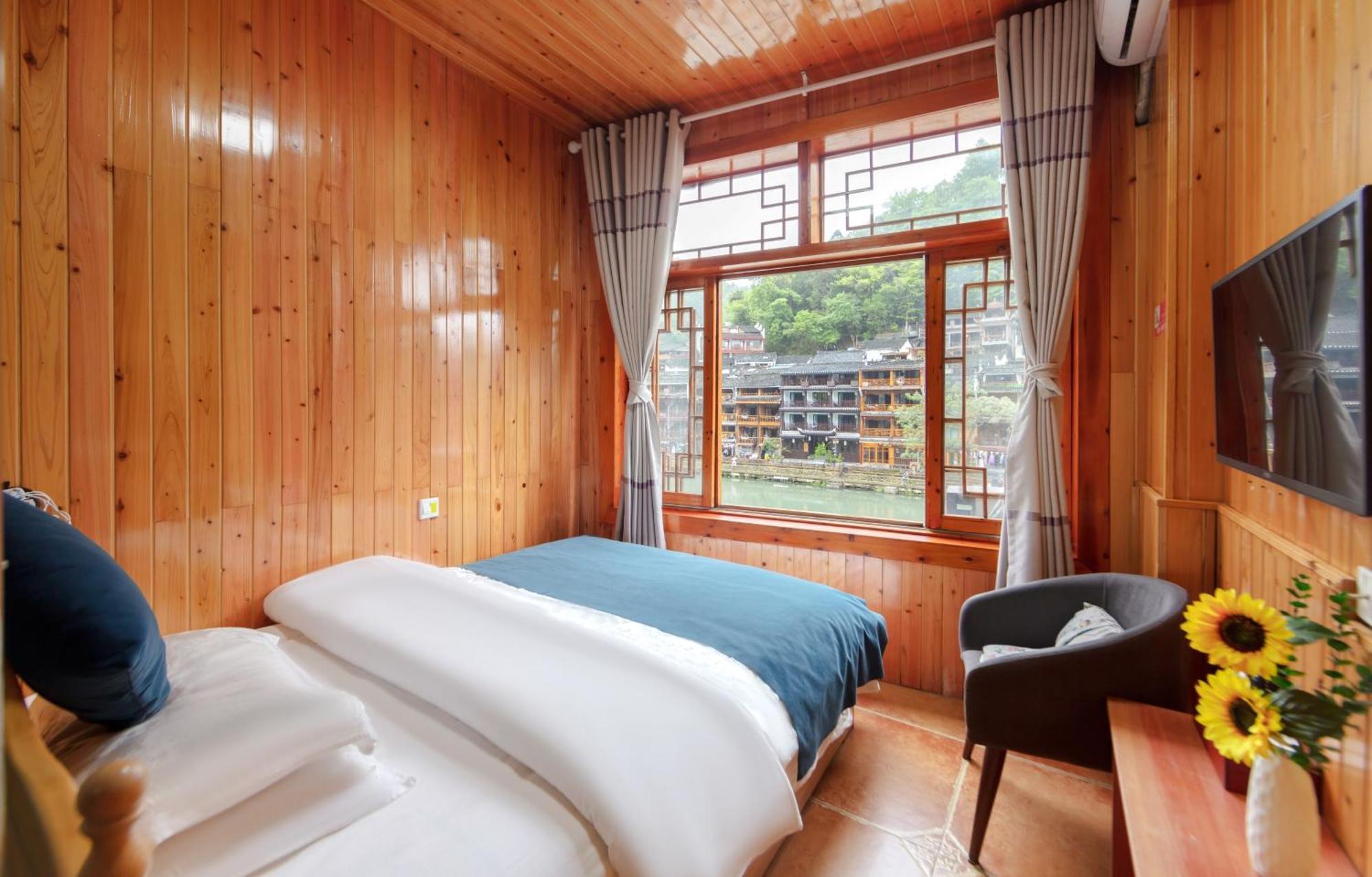 Fenghuang Memory Linjiang Inn Exterior photo